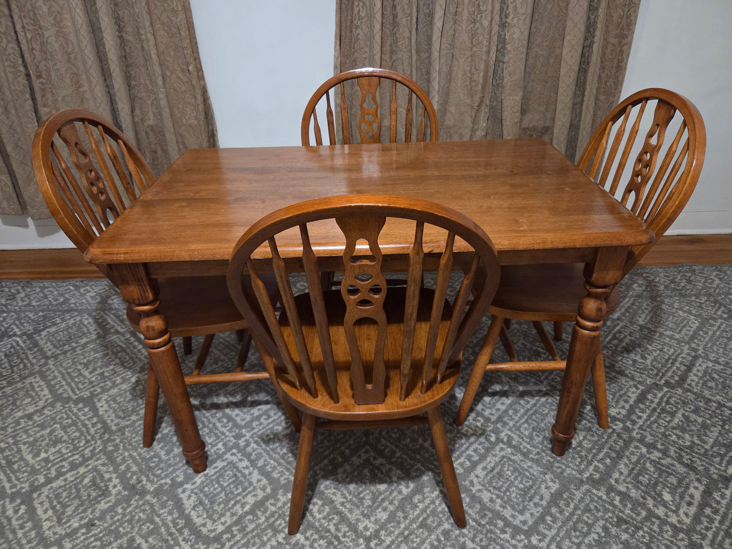 Traditional Solid Wood 5pc Dining Set