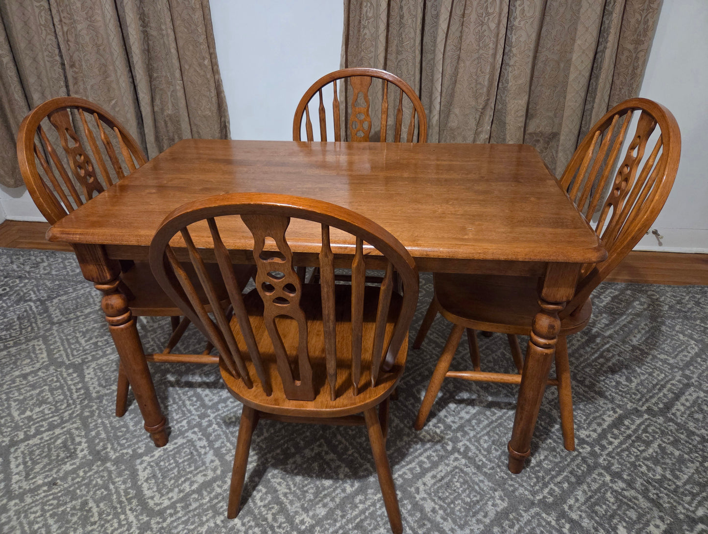 Traditional Solid Wood 5pc Dining Set