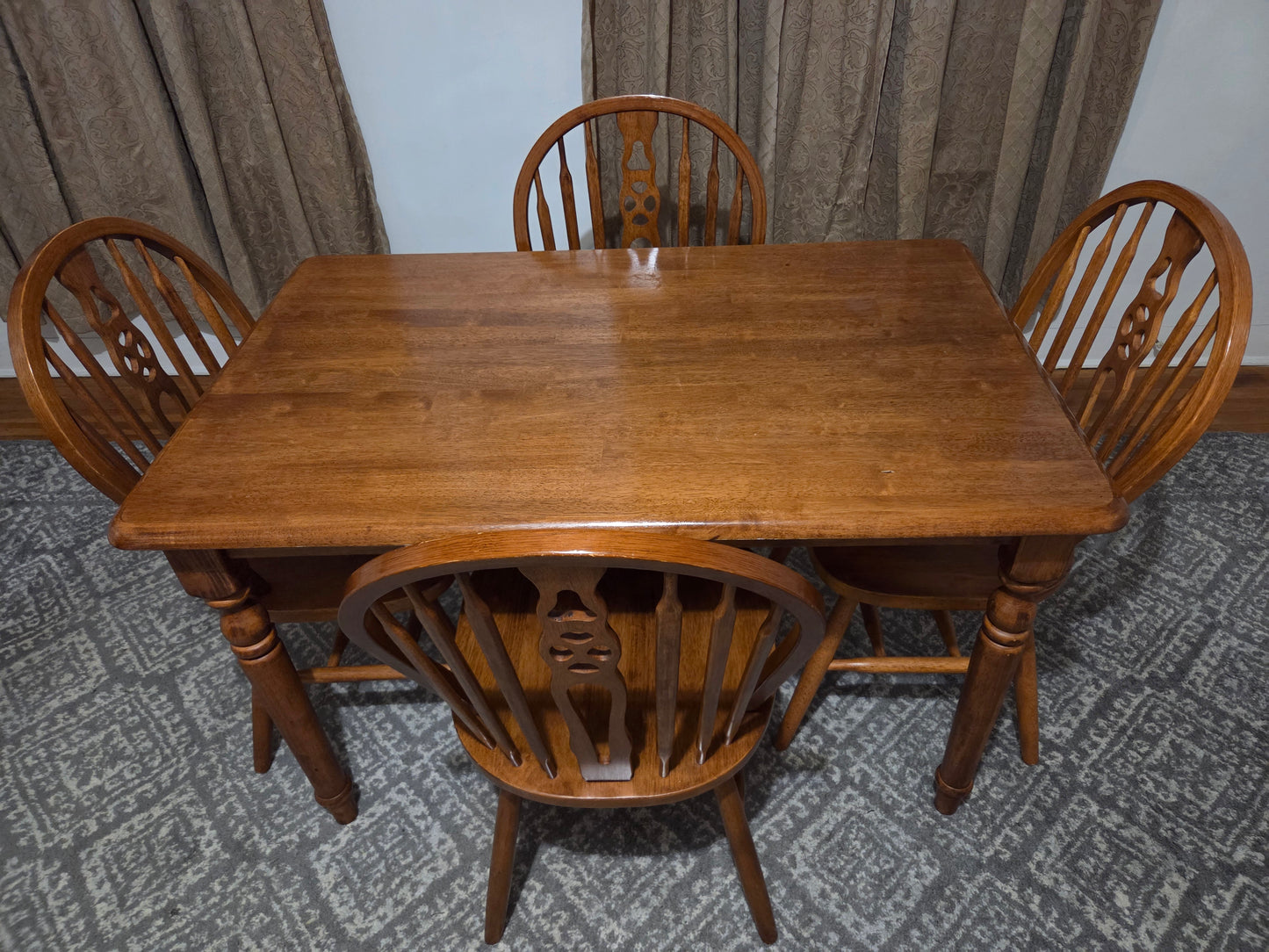 Traditional Solid Wood 5pc Dining Set
